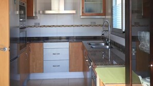 Coffee/tea maker, fridge, microwave, oven - MODERN AND BEAUTIFUL VACATION HOME IN A QUIET LOCATION FOR 10 PEOPLE BEACH 2 KM. (Lloret de Mar)