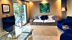 Smart TV - MODERN AND BEAUTIFUL VACATION HOME IN A QUIET LOCATION FOR 10 PEOPLE BEACH 2 KM. (Lloret de Mar)