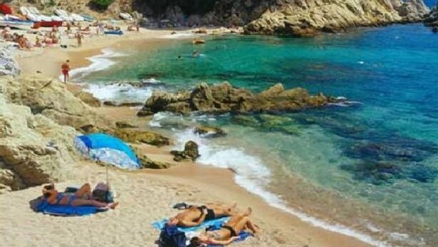 Beach nearby, sun-loungers - MODERN AND BEAUTIFUL VACATION HOME IN A QUIET LOCATION FOR 10 PEOPLE BEACH 2 KM. (Lloret de Mar)