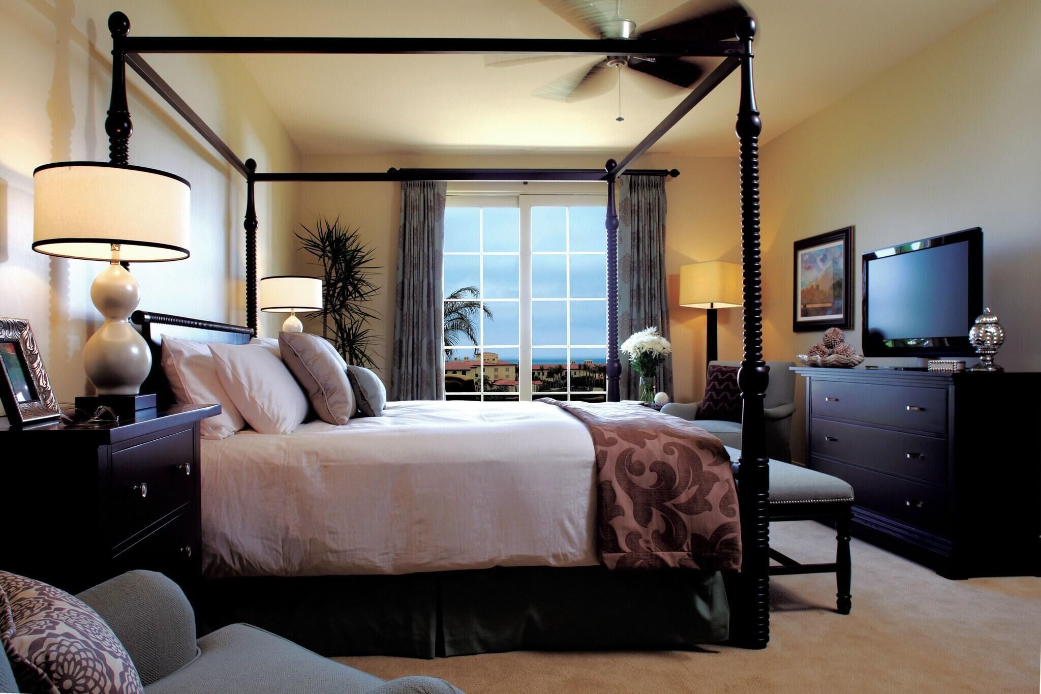 Peti besi dalam bilik, dilengkapkan perabot secara berasingan, meja 