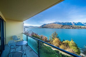 Property grounds - Absolute Lakeside - Stunning Views & Close To Town (Queenstown)
