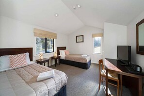 3 bedrooms, desk, iron/ironing board, free WiFi - Absolute Lakeside - Stunning Views & Close To Town (Queenstown)