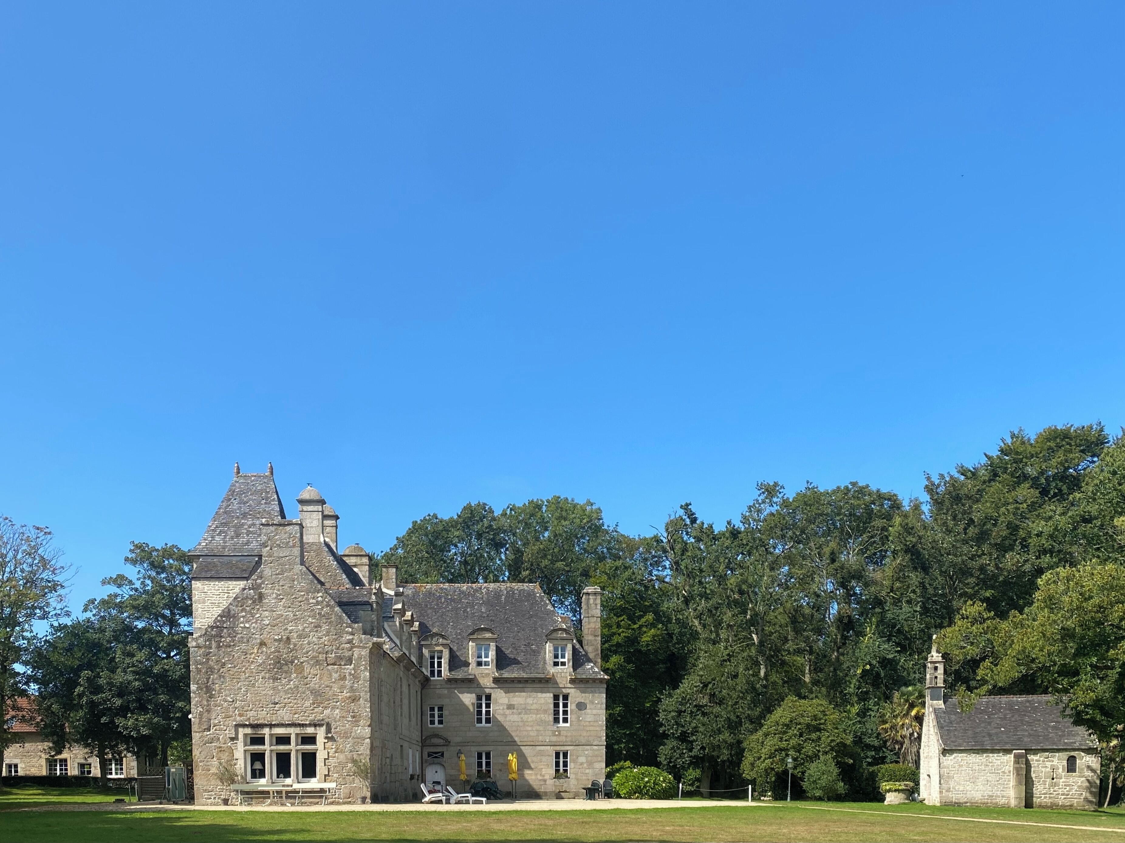 La Longère se situe à gauche sur la photo, en retrait par rapport au manoir.