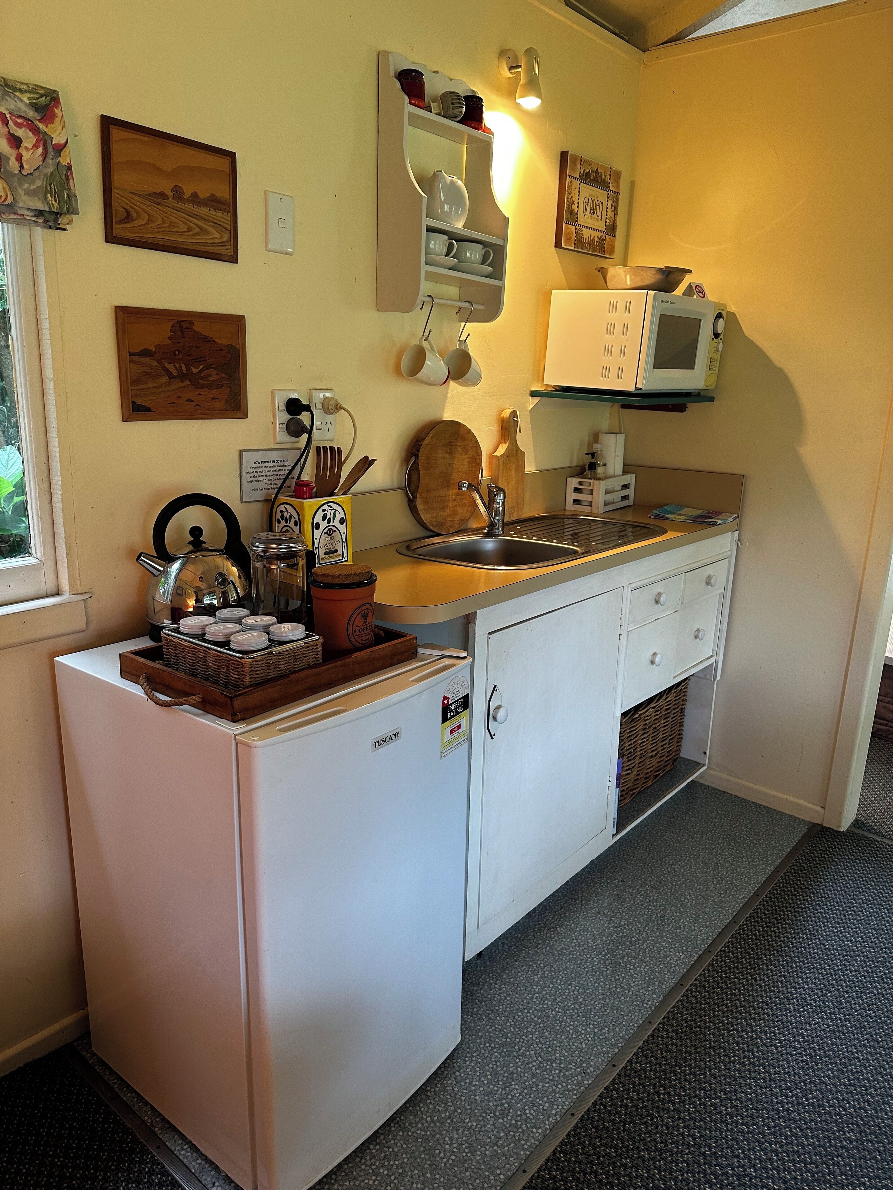 Réfrigérateur, micro-ondes, cafetière/bouilloire, bouilloire électrique