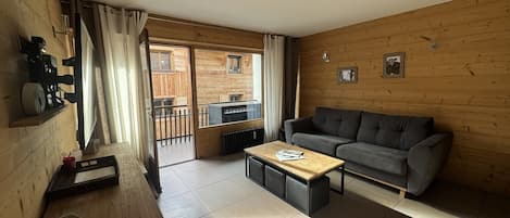 Een smart-tv, een dvd-speler en boeken