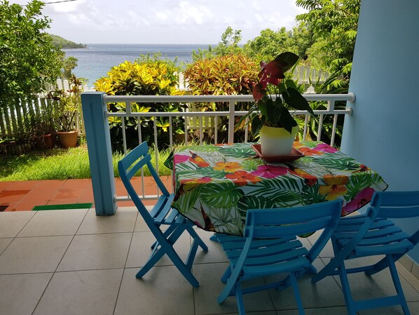 Outdoor dining - Renting a furnished tourist apartment with sea view (ANSES-D ARLET)