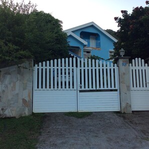 Exterior - Renting a furnished tourist apartment with sea view (ANSES-D ARLET)