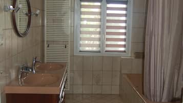 Bañera, artículos de higiene personal gratuitos y secador de pelo