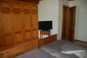 4 Schlafzimmer, Schreibtisch, schallisolierte Zimmer