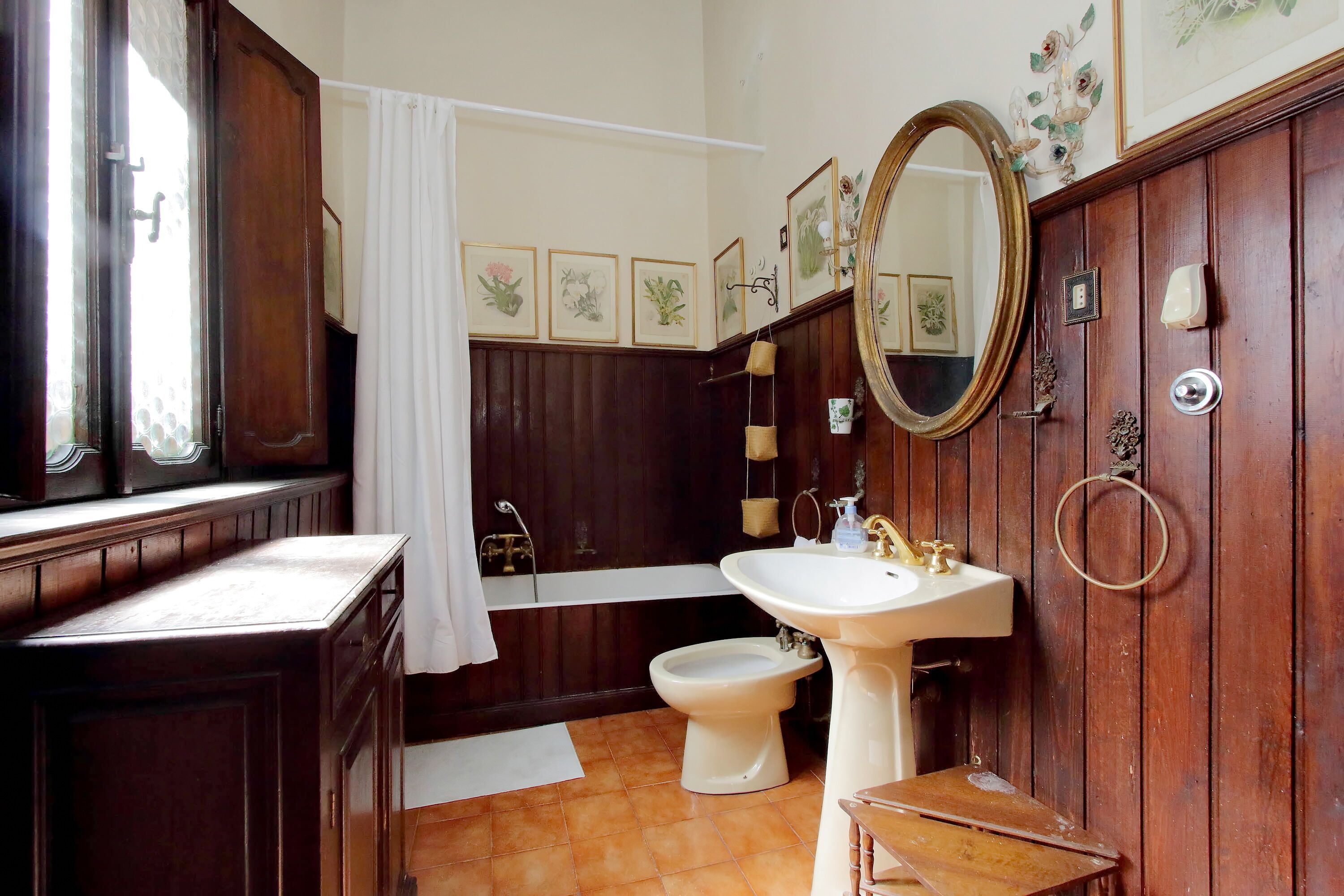 Combined shower/bathtub, free toiletries, hair dryer, bidet