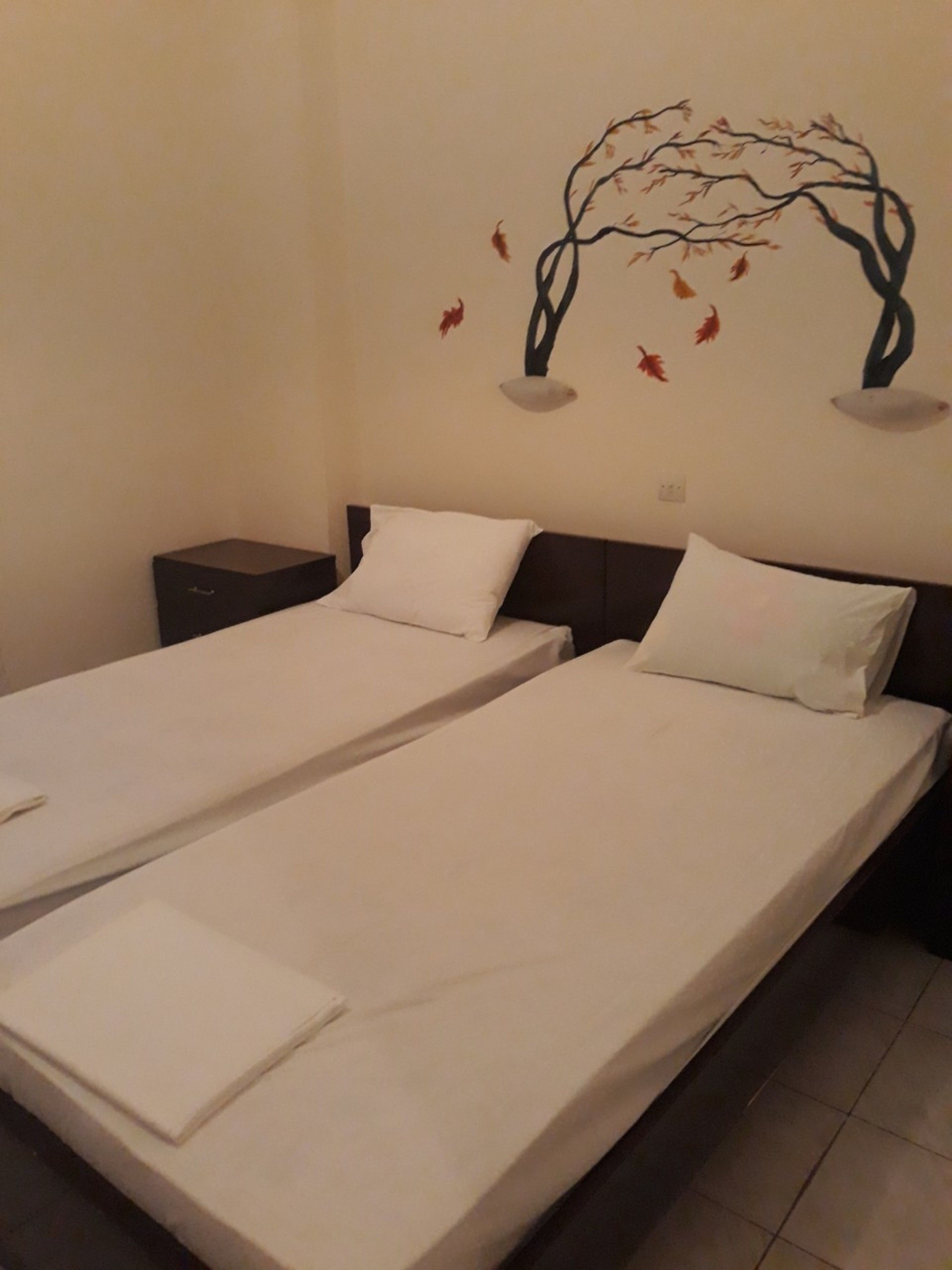 Tabla de planchar con plancha, wifi gratis y ropa de cama 