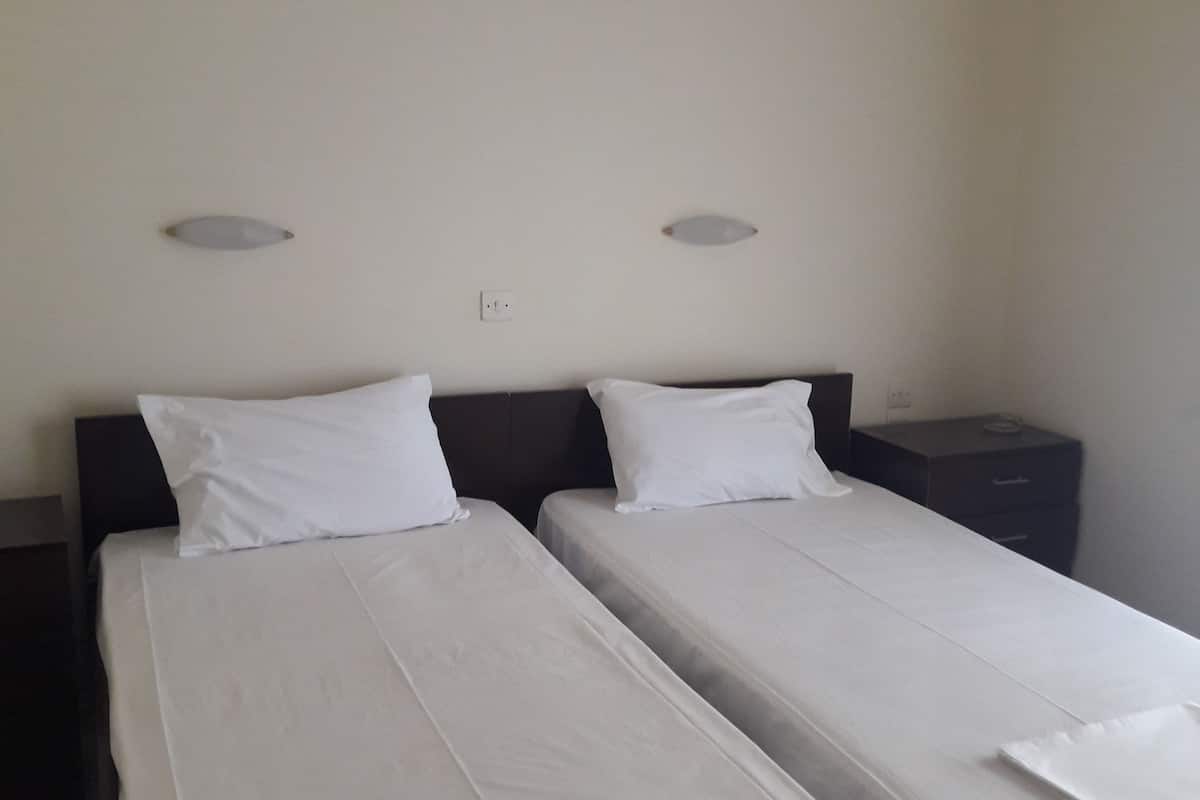 Tabla de planchar con plancha, wifi gratis y ropa de cama