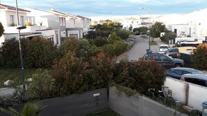 A residential area with modern houses, a narrow road, and parked cars. - Villa close to the beach (Aimargues)