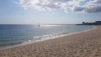 Sulla spiaggia, lettini da mare