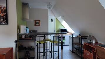 Frigorifero, microonde, piano cottura, macchina per tè/caffè