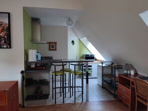 Réfrigérateur, micro-ondes, plaque de cuisson, cafetière/bouilloire