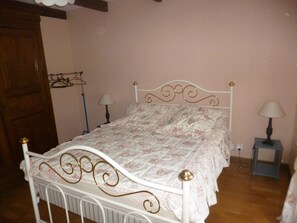 2 chambres, fer et planche à repasser