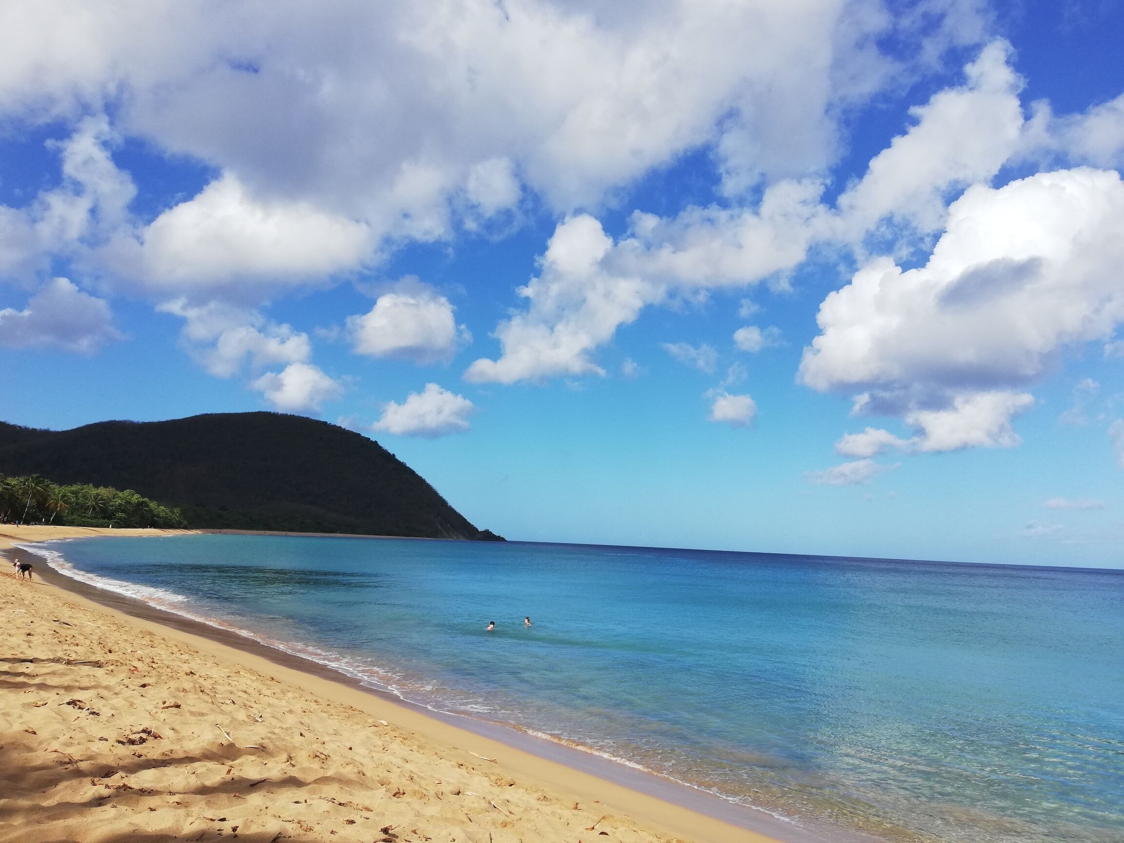 Sur la plage, chaise longue