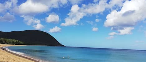 En la playa y camastros