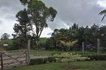 Casa rural-gran jardín y perspectiva de granja.