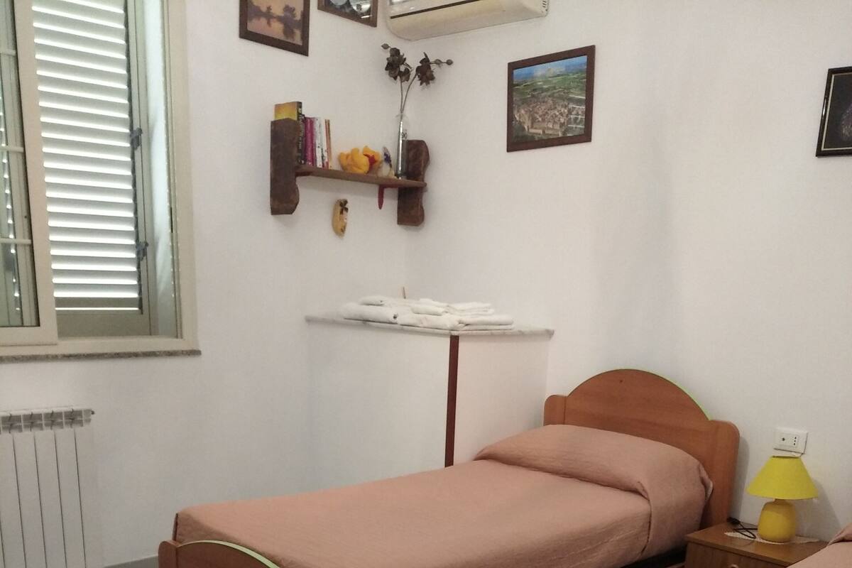 Departamento familiar, 2 habitaciones, baño privado | Escritorio, tabla de planchar con plancha, wifi gratis y ropa de cama