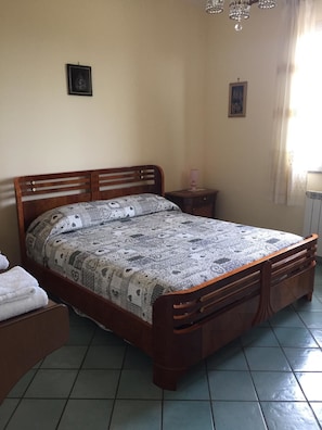 Departamento familiar, 2 habitaciones, baño privado | Escritorio, tabla de planchar con plancha, wifi gratis y ropa de cama