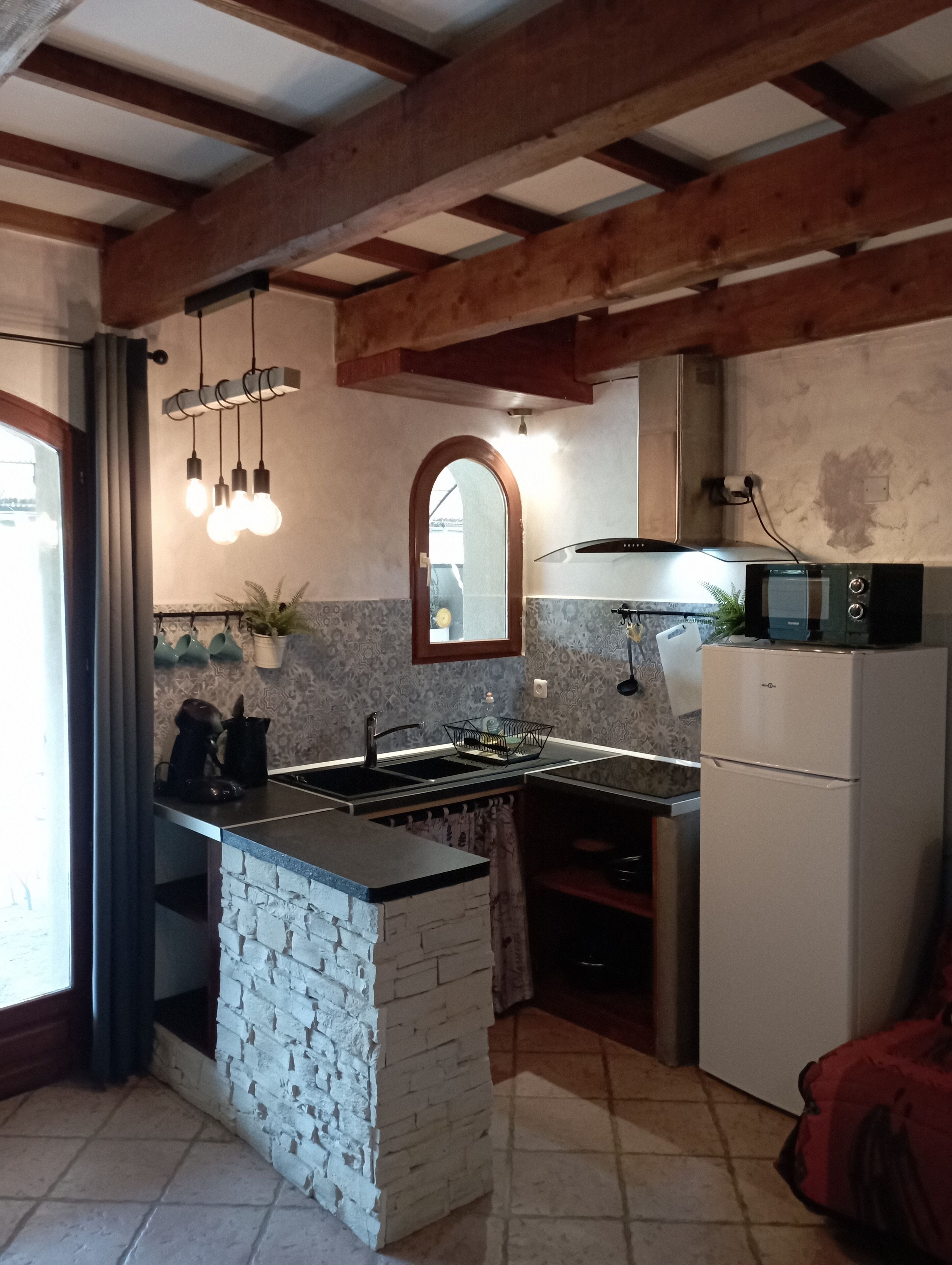 Réfrigérateur, micro-ondes, plaque de cuisson, cafetière/bouilloire