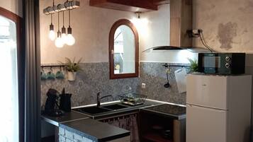 Jääkaappi, mikroaaltouuni, liesi, kahvin-/teenkeitin