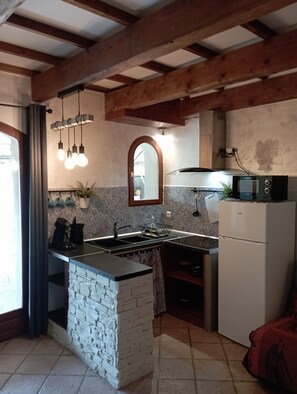 Réfrigérateur, micro-ondes, plaque de cuisson, cafetière/bouilloire