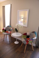 Habitación Deluxe doble, 2 camas individuales | Cortinas opacas, sistema de insonorización, wifi gratis y ropa de cama