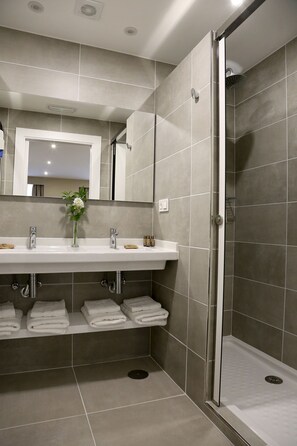 Family Room | Bathroom | Shower, rainfall showerhead, free toiletries, hair dryer - Vía XIX (Caldas de Reis)