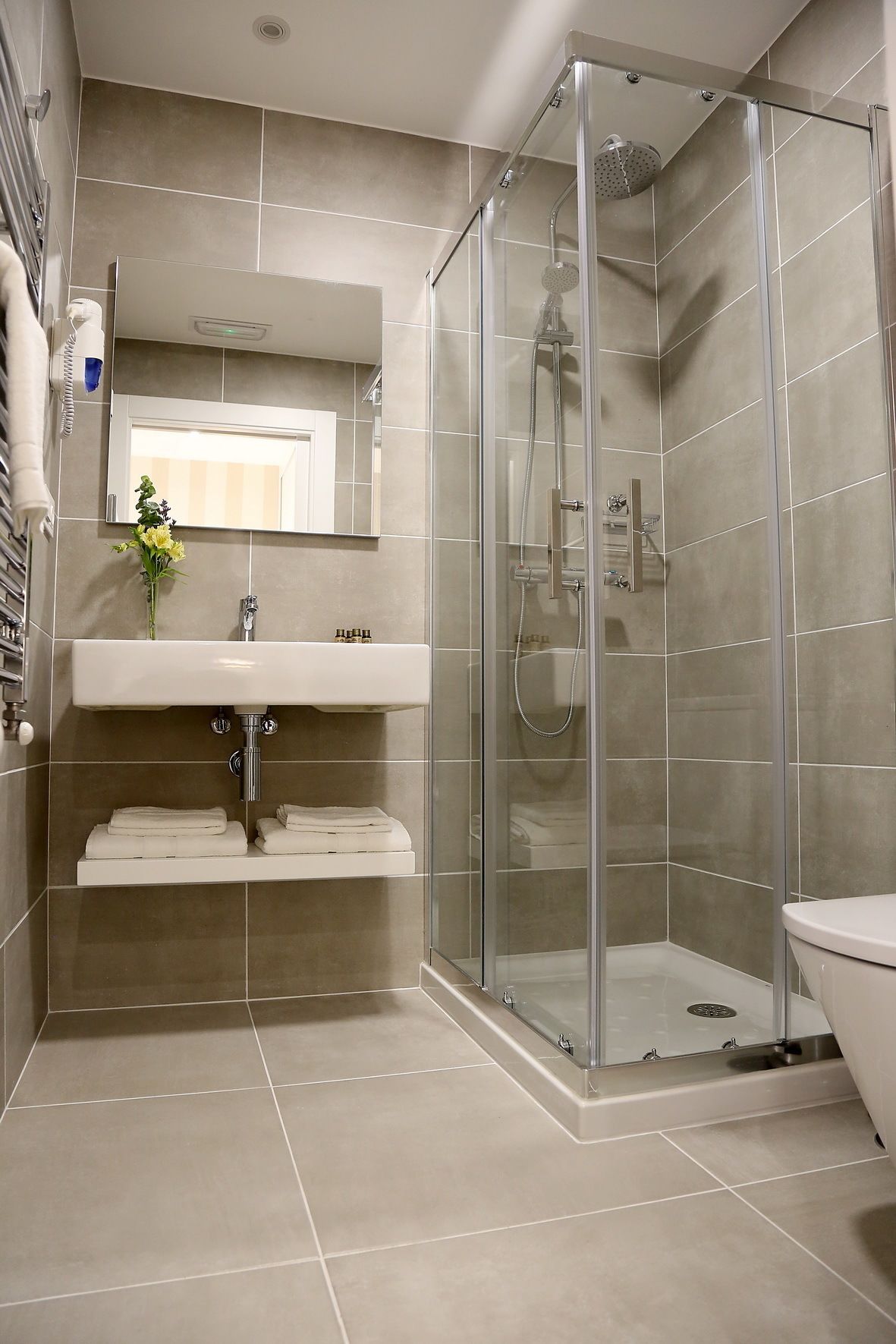 Shower, rainfall showerhead, free toiletries, hair dryer