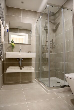 Shower, rainfall showerhead, free toiletries, hair dryer - Vía XIX (Caldas de Reis)