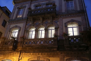 Front of property - evening/night - Vía XIX (Caldas de Reis)