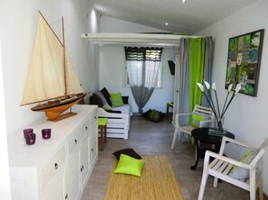 Smart TV, DVD player, table tennis, books - Bungalow and zen terraces nestled in an exotic garden near the lagoon (St Gilles-Les-Bains)