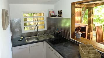 Réfrigérateur, micro-ondes, plaque de cuisson, cafetiÚre/bouilloire