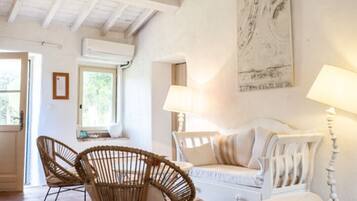 Televisie, een dvd-speler, een tafeltennistafel en boeken