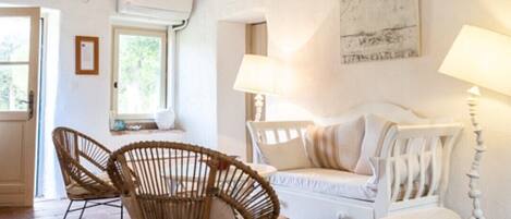 Fernseher, DVD-Player, Tischtennisplatte, Bücher