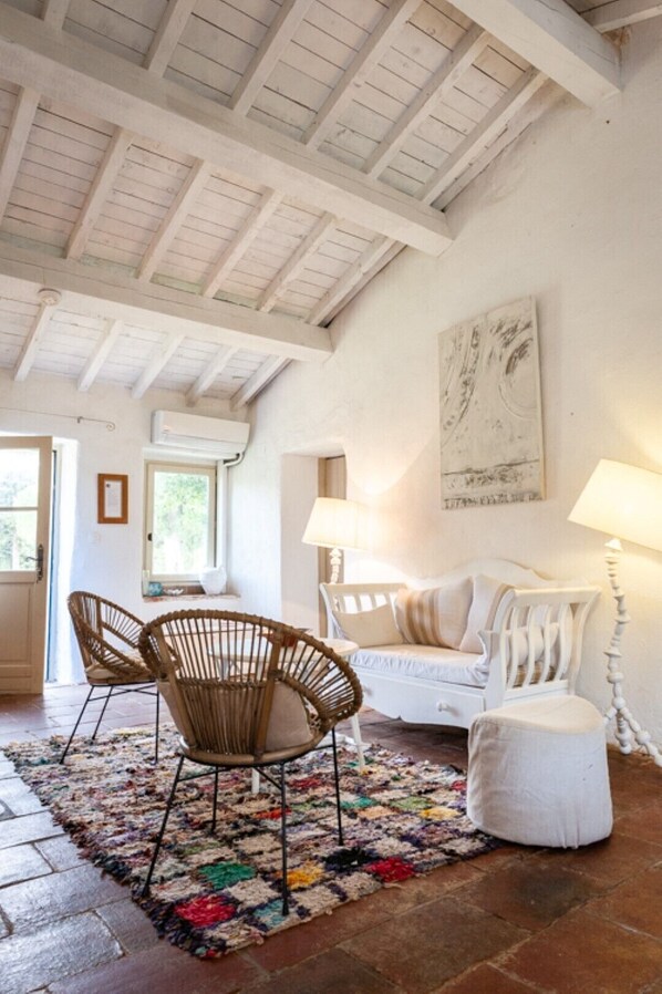 Téléviseur, lecteur de DVD, table de ping-pong, livres