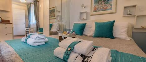 Iron/ironing board, WiFi, bed sheets