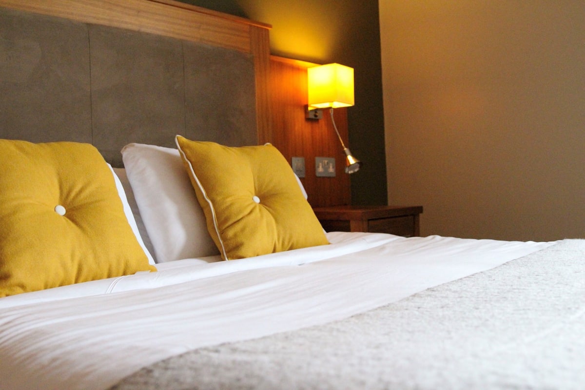 Hypo-allergenic bedding, Select Comfort beds, in-room safe