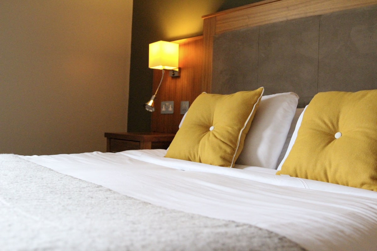 Hypo-allergenic bedding, Select Comfort beds, in-room safe