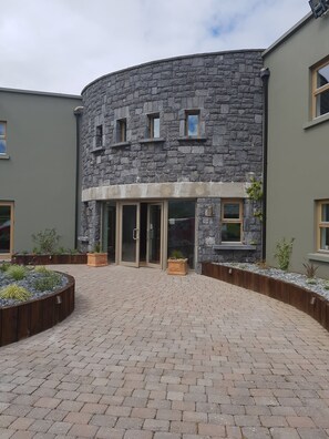 Exterior - Fiddle and Bow Hotel (Doolin)