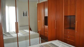 4 Schlafzimmer, Schreibtisch, Bügeleisen/Bügelbrett, kostenloses WLAN