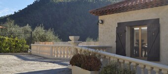 Belle villa  Mon Repos vue sur la mer et les montagnes, architecture provençale