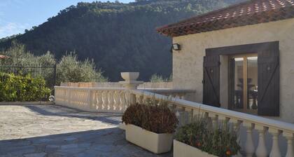 Beautiful holiday villa overlooking the sea and the mountains