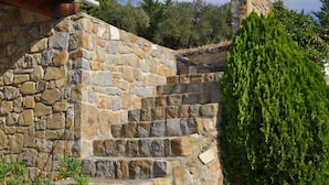 A stone staircase with a green hedge beside it. - Beautiful holiday villa overlooking the sea and the mountains (Dolceacqua)