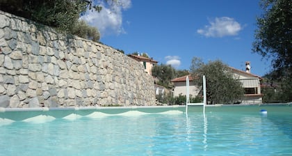 Villa Monrepos con piscina y vistas al mar y la montaña