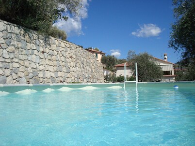 Villa Monrepos con piscina y vistas al mar y la montaña