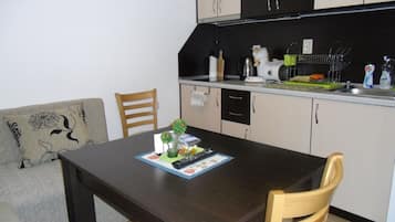 Kamar Double Deluks, balkon | Dapur kecil pribadi | Lemari es di ruangan bersama dan microwave di ruangan umum